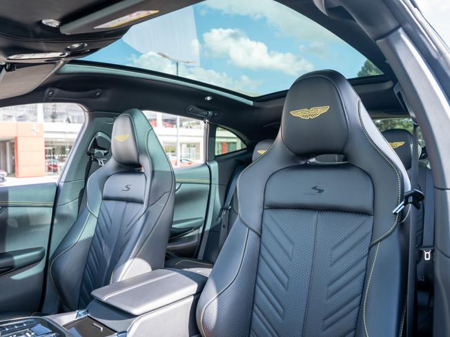 ASTON MARTIN DBX Photo 32
