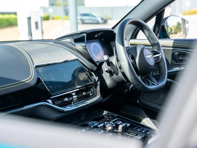 ASTON MARTIN DBX Photo 33