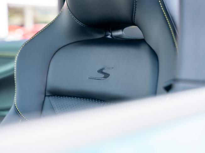 ASTON MARTIN DBX Photo 34