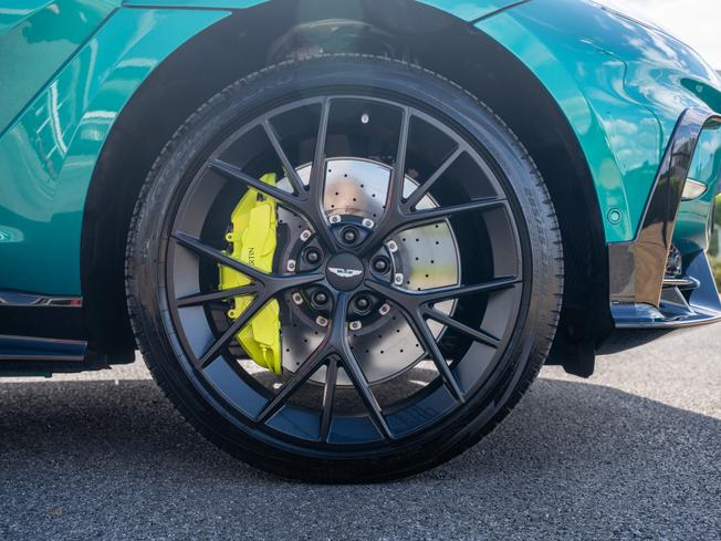 ASTON MARTIN DBX Photo 4
