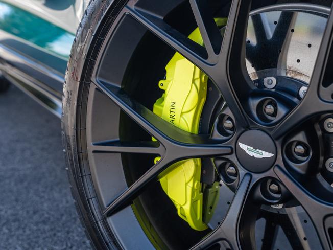 ASTON MARTIN DBX Photo 43