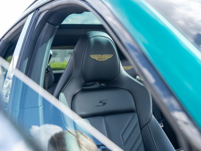 ASTON MARTIN DBX Photo 5