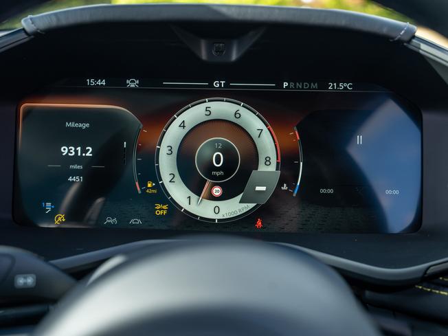 ASTON MARTIN DBX Photo 6