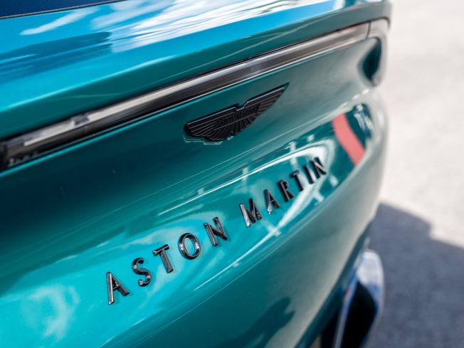 ASTON MARTIN DBX Photo 8