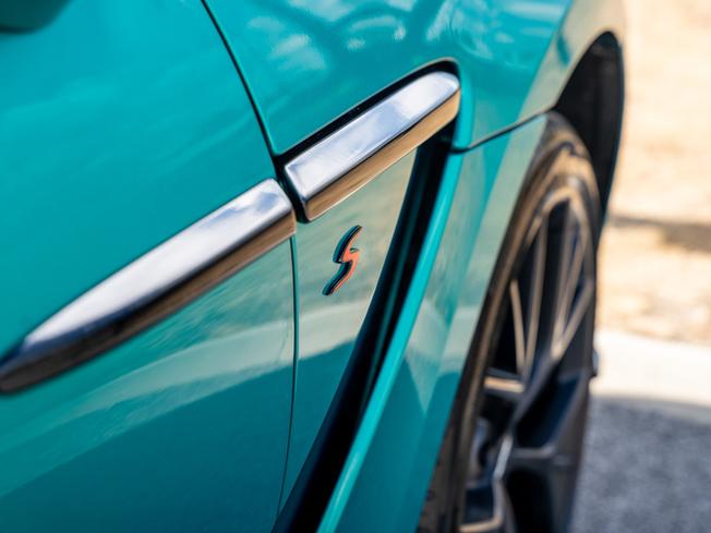 ASTON MARTIN DBX Photo 9