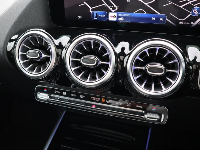 MERCEDES-BENZ GLA Photo 28