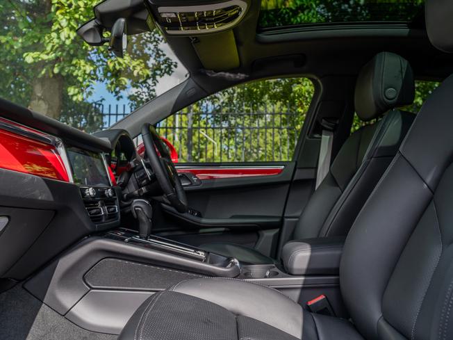 PORSCHE Macan Photo 3