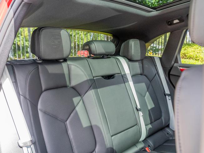 PORSCHE Macan Photo 9