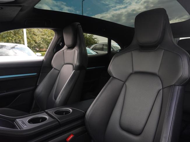 PORSCHE Taycan Photo 12