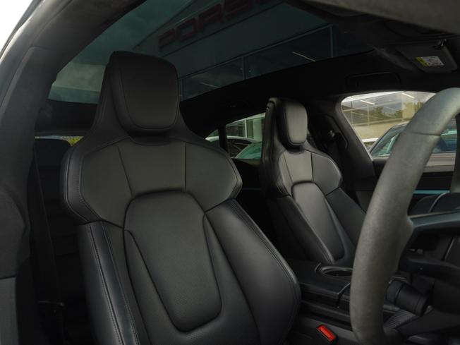 PORSCHE Taycan Photo 13