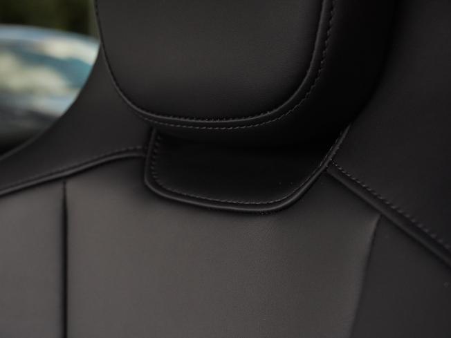 PORSCHE Taycan Photo 16