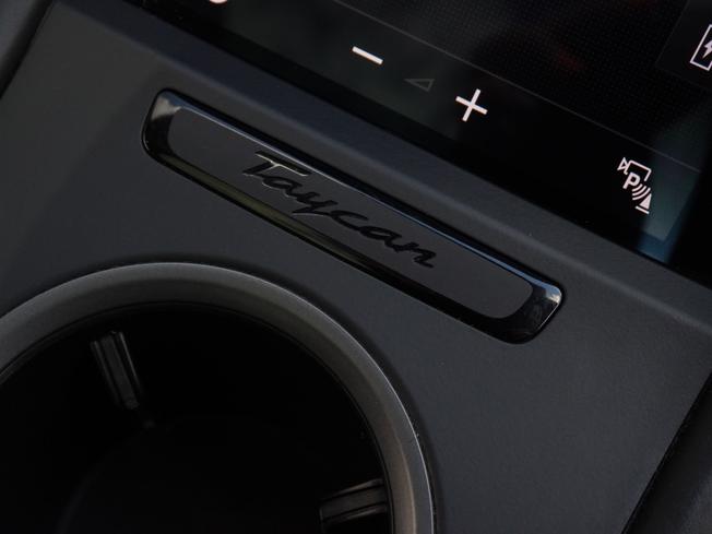 PORSCHE Taycan Photo 23