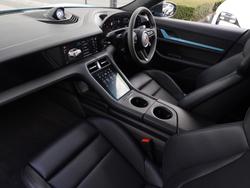 PORSCHE Taycan Photo 3