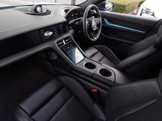 PORSCHE Taycan Photo 3