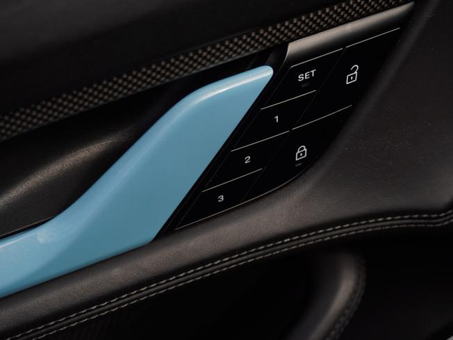 PORSCHE Taycan Photo 30