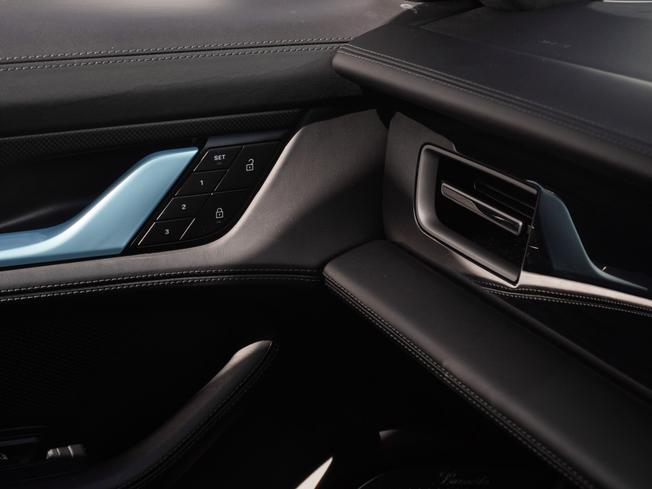 PORSCHE Taycan Photo 37