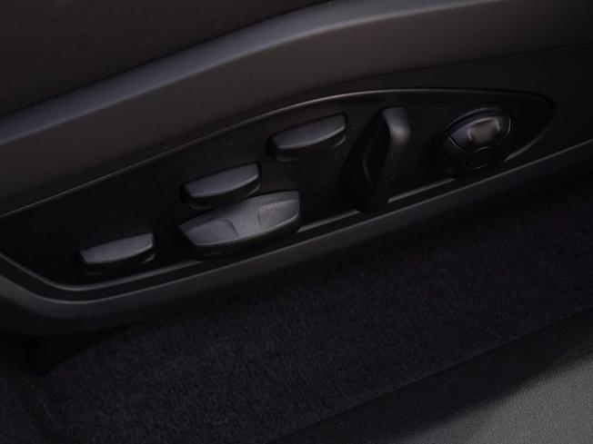 PORSCHE Taycan Photo 38