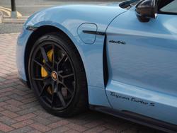 PORSCHE Taycan Photo 4