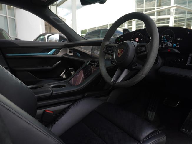 PORSCHE Taycan Photo 9