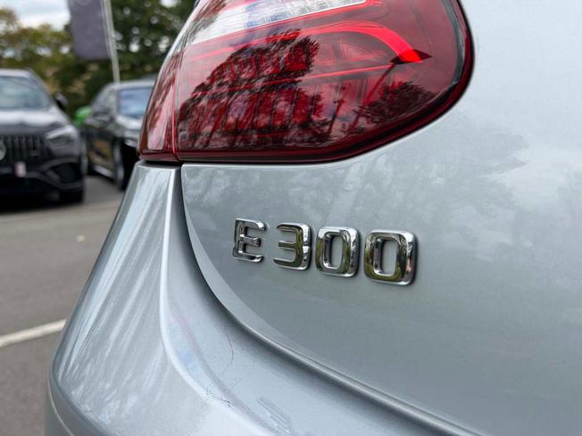 MERCEDES-BENZ E Class Photo 23