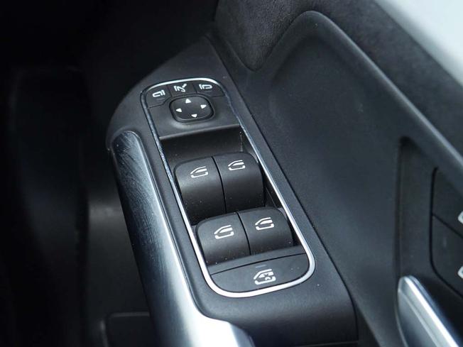 MERCEDES-BENZ GLA Photo 16