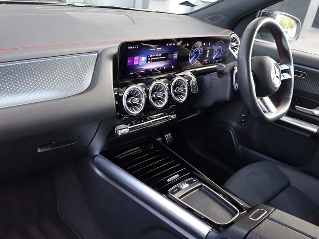 MERCEDES-BENZ Eqa Photo 3