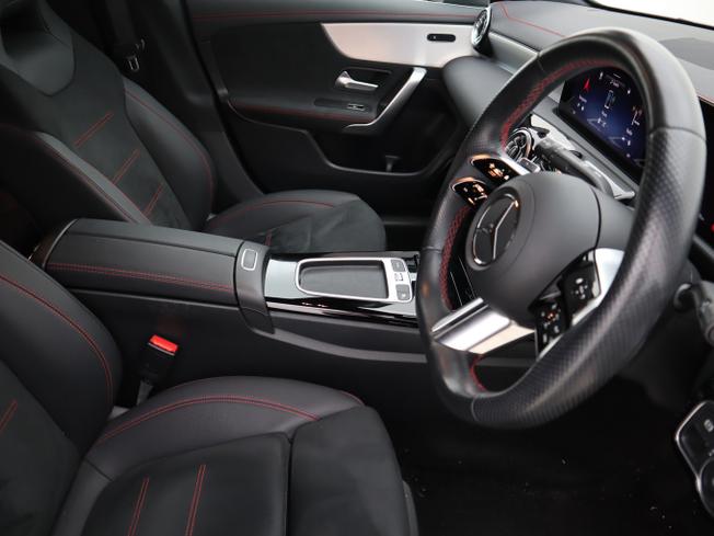 MERCEDES-BENZ CLA Class Photo 14