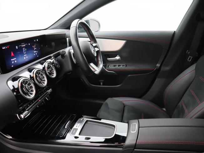 MERCEDES-BENZ CLA Class Photo 18