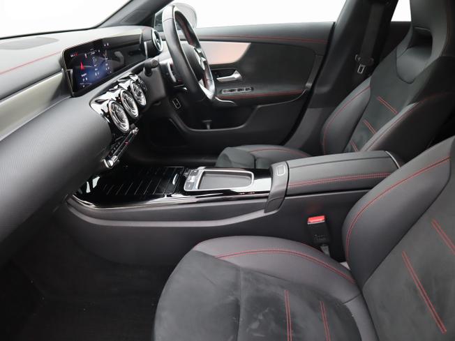 MERCEDES-BENZ CLA Class Photo 19