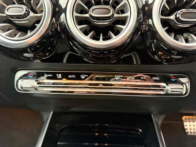 MERCEDES-BENZ GLA Photo 32
