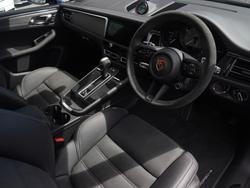 PORSCHE Macan Photo 3