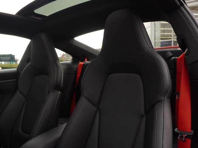 PORSCHE 911 Photo 16