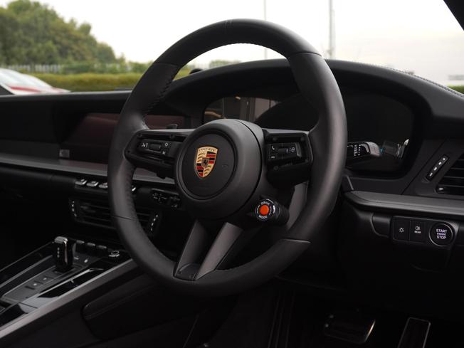 PORSCHE 911 Photo 8
