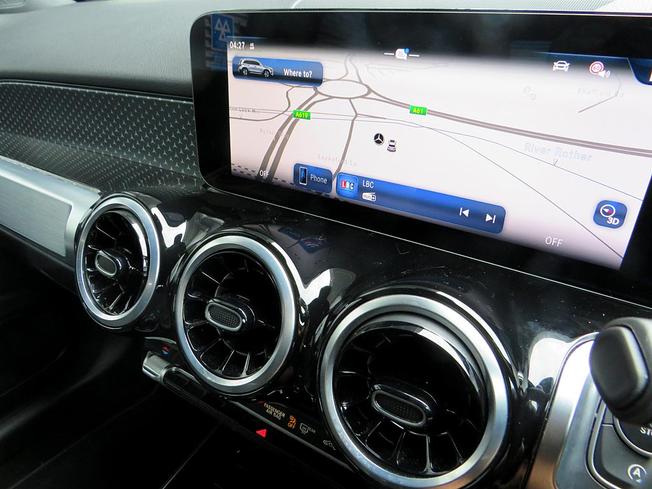 MERCEDES-BENZ GLB Photo 16