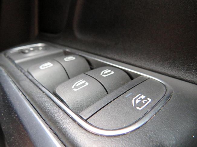 MERCEDES-BENZ GLB Photo 26