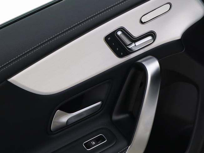 MERCEDES-BENZ CLA Class Photo 23