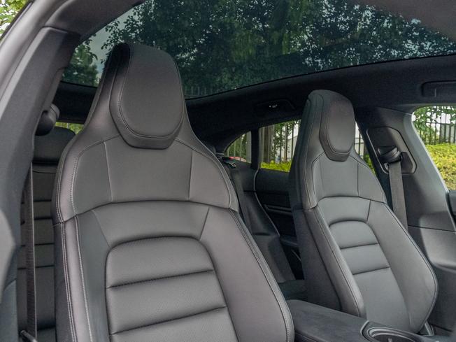 PORSCHE Taycan Photo 10