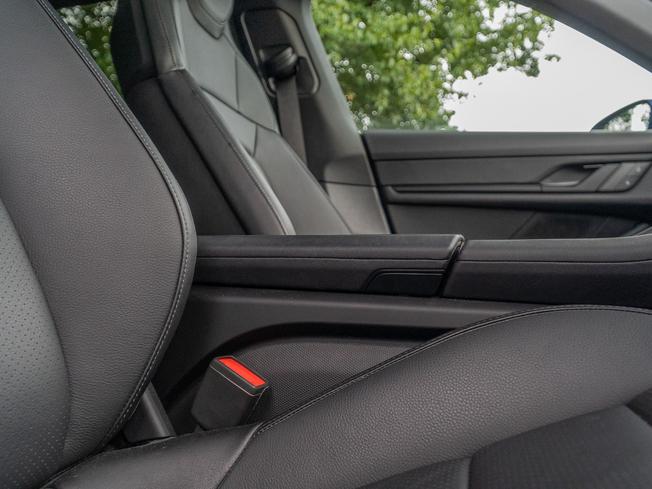 PORSCHE Taycan Photo 13