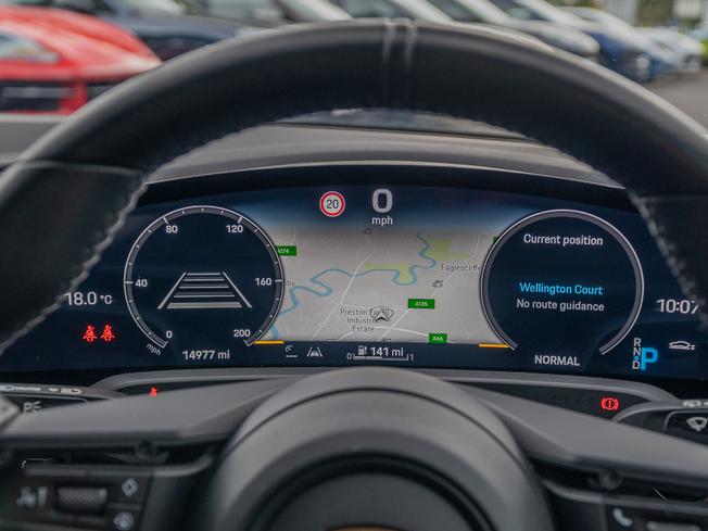 PORSCHE Taycan Photo 15