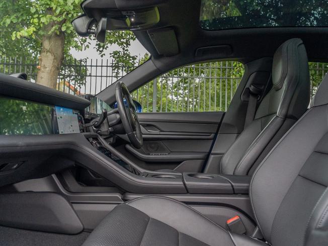 PORSCHE Taycan Photo 3