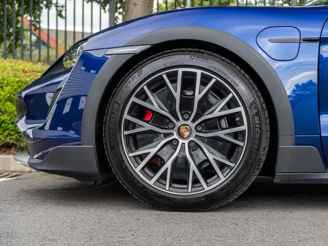 PORSCHE Taycan Photo 4