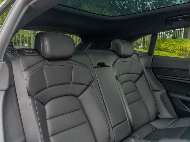PORSCHE Taycan Photo 9