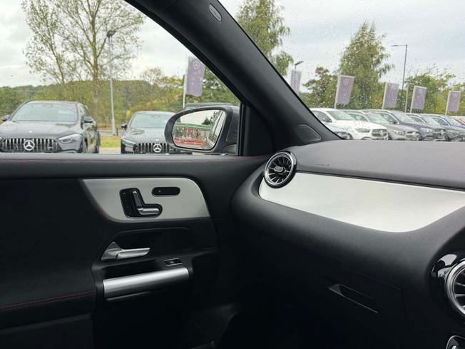 MERCEDES-BENZ GLA Photo 35
