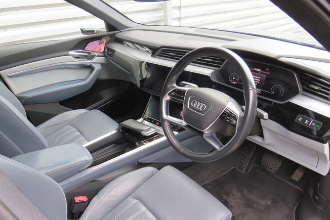 AUDI e-tron Photo 10
