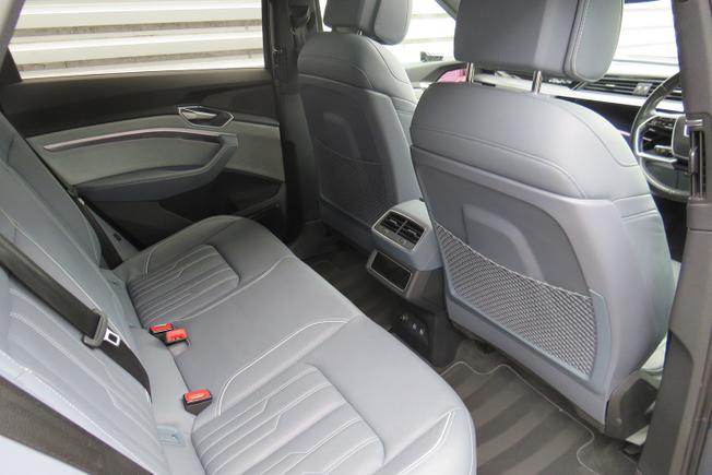 AUDI e-tron Photo 12