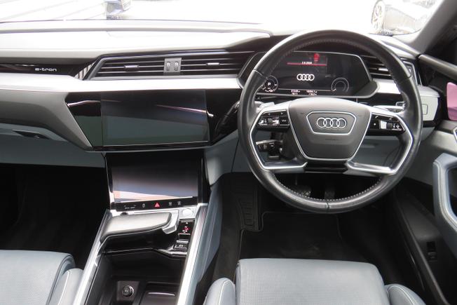 AUDI e-tron Photo 15