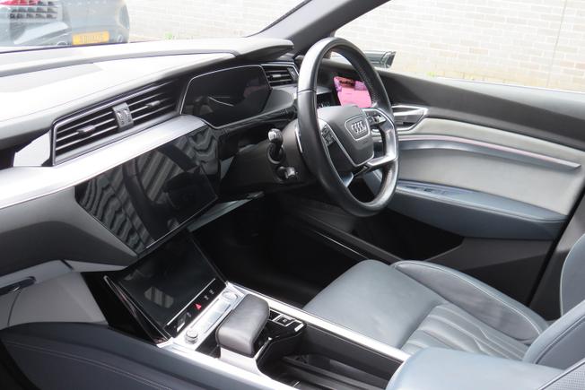 AUDI e-tron Photo 21