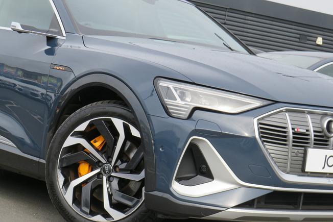 AUDI e-tron Photo 22