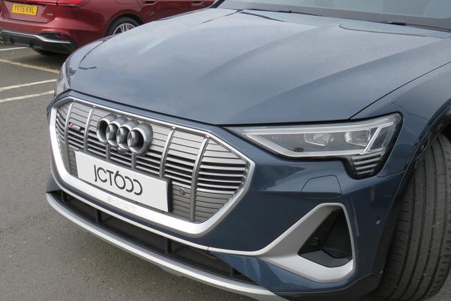 AUDI e-tron Photo 24