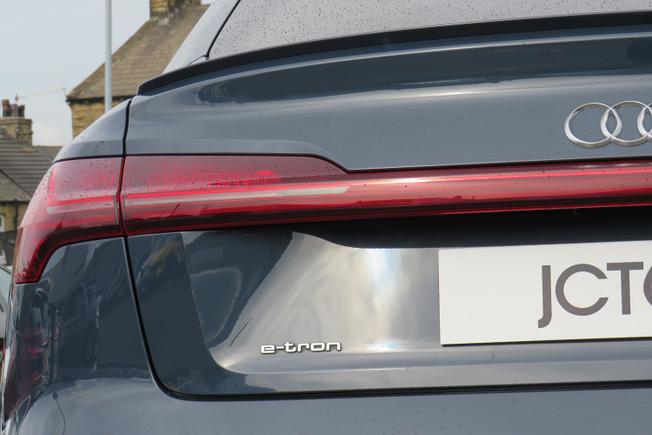 AUDI e-tron Photo 26